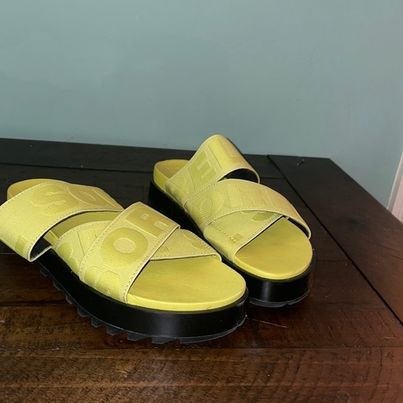 🌼💛🐥☀️Neon yellow platform sandals from Sorel - Picture 2 of 3